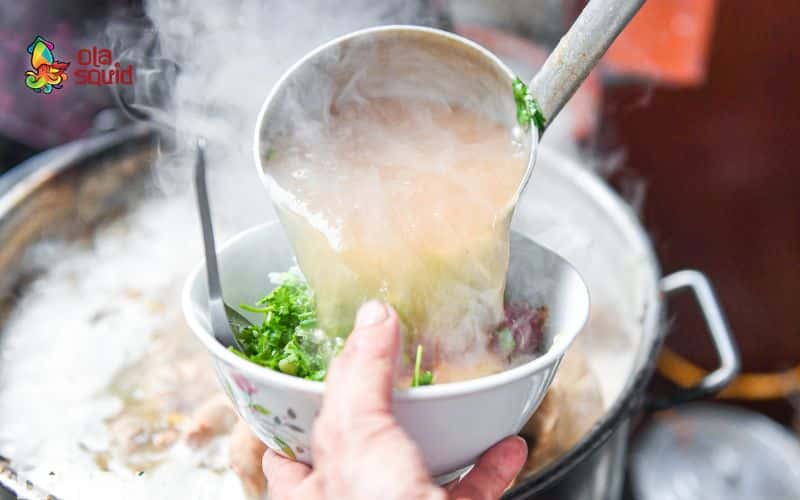 Cách nấu bánh canh mực thơm ngon, chuẩn vị 3 Nước dùng trong, ngọt thanh từ xương và mực là “linh hồn” của tô bánh canh mực đúng chuẩn
