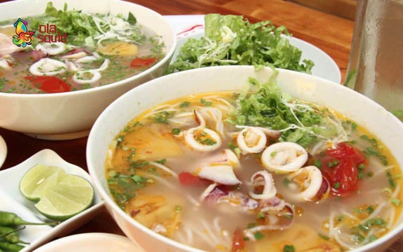 Cách nấu bánh canh mực thơm ngon, chuẩn vị 4 Tô bánh canh mực nóng hổi, thơm lừng, đầy đặn topping khiến bạn khó lòng cưỡng lại