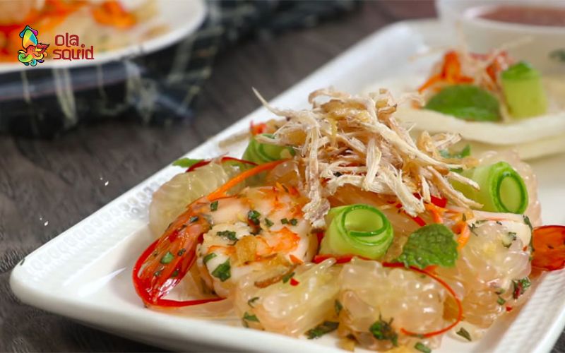 Món gỏi hấp dẫn bởi sự kết hợp hài hòa giữa vị chua, ngọt, cay và giòn sật của hải sản
