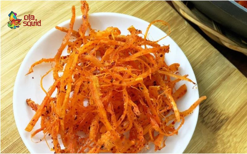 Mực khô cay là sự kết hợp hoàn hảo giữa vị cay nồng và độ dai giòn, khiến ai ăn cũng mê mẩn