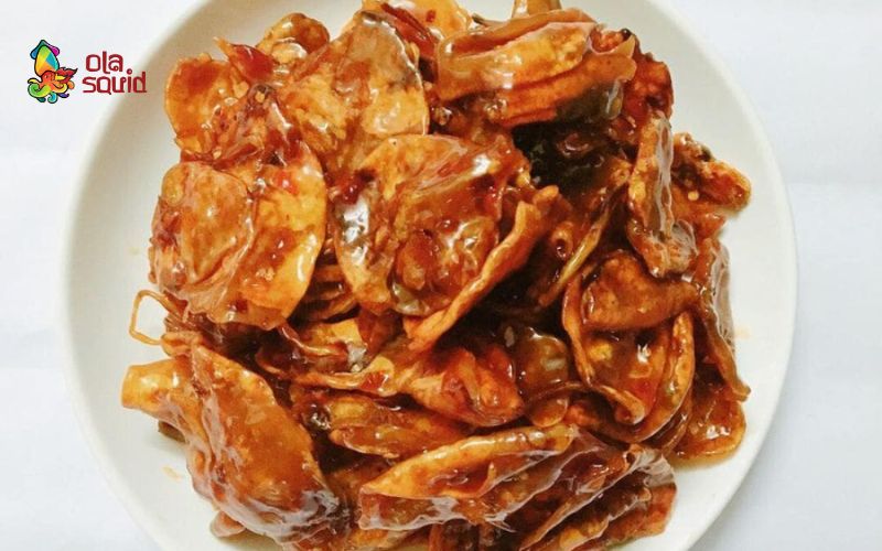Chỉ với vài nguyên liệu đơn giản và dụng cụ cơ bản, bạn đã sẵn sàng để tạo ra món mực cay chuẩn vị