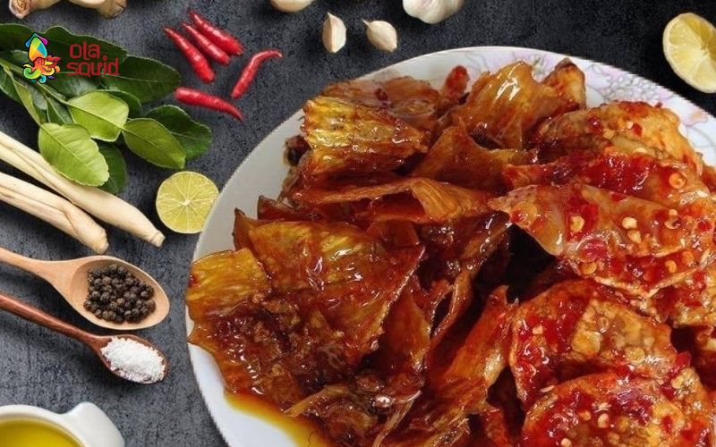 Thưởng thức mực cay cùng rau sống hoặc bánh tráng sẽ làm tăng hương vị và cân bằng vị giác tuyệt vời