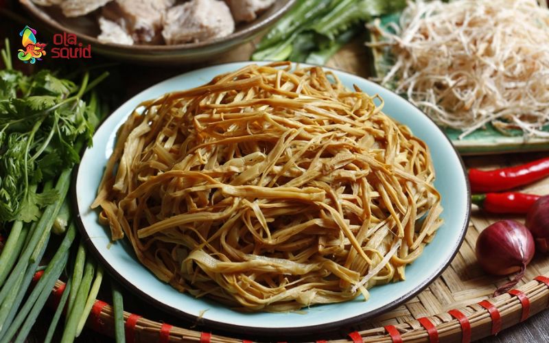 Chuẩn bị nguyên liệu tươi ngon là bước đầu tiên để có nồi canh măng mực trọn vị