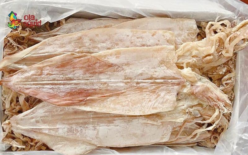 Mực ngon thường có màu hồng nhạt, mình thẳng, lớp phấn trắng tự nhiên phủ đều bề mặt