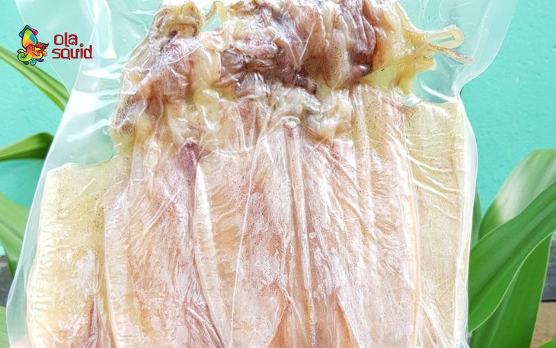 Hình ảnh mực khô được xếp đều trên mẹt tre, phơi giữa nắng gió biển khơi