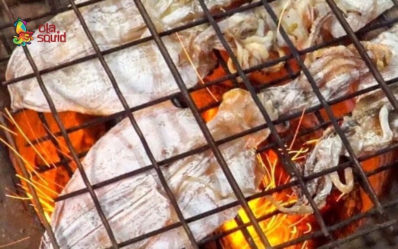 Mực khô nướng lửa than, thơm lừng, vàng ruộm, cháy cạnh hấp dẫn