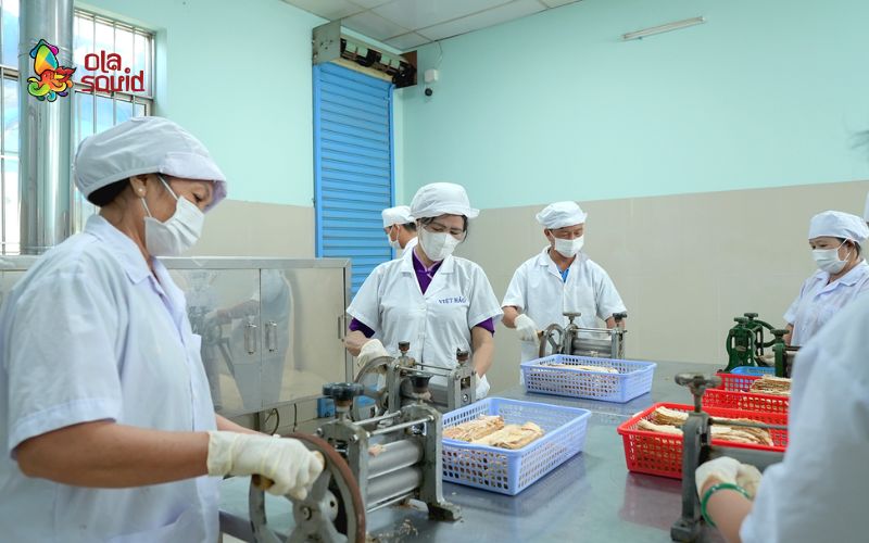  Mỗi bước thực hiện đều cần sự tỉ mỉ để cho ra sản phẩm khô mực đạt chuẩn, giữ trọn hương vị của biển