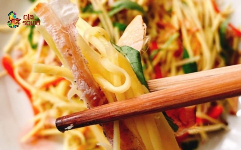 Mì xào mực khô với vị ngon đậm đà và hương thơm khó cưỡng