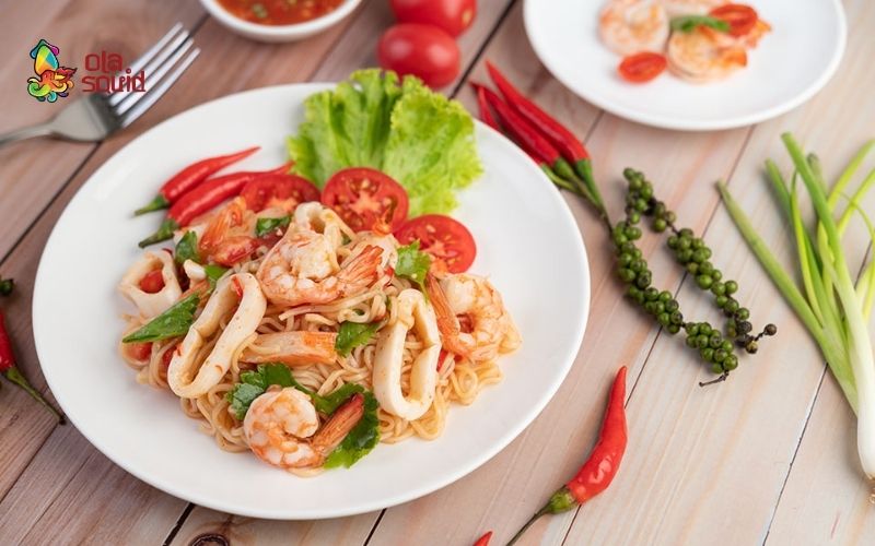 Mì xào mực sáng tạo với rau củ và gia vị theo phong cách riêng