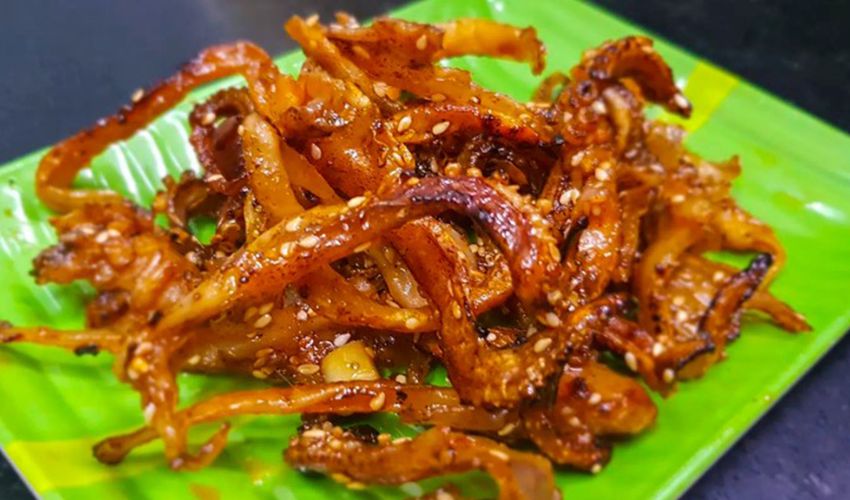 Khô mực chiên nước mắm - Món ăn đậm vị, thơm ngon khó cưỡng 3 Mực khô chiên nước mắm với màu vàng nầu thấm đẫm hương vị