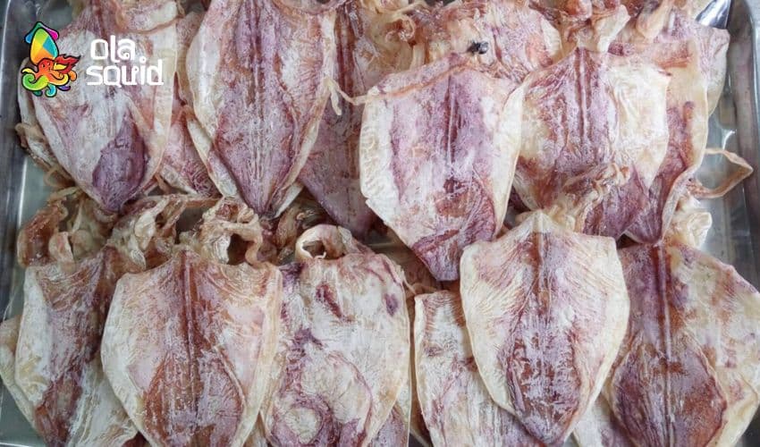 Mực khô Phú Yên giá bao nhiêu và nên mua ở đâu? 4 Mực khô Phú Yên thường có màu tối hơn so với các vùng khác