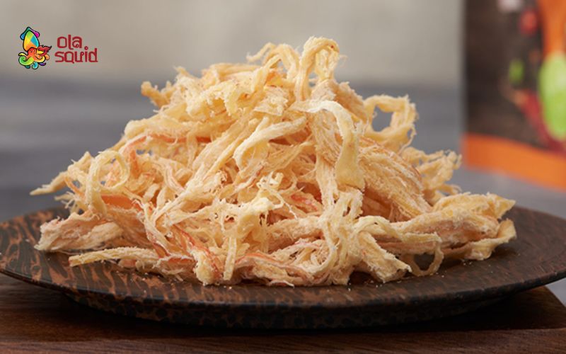 Cách làm khô mực cháy tỏi ngon mà ai cũng mê 3 Xé mực sợi vừa phải, không quá nhỏ và dọc theo thớ thịt