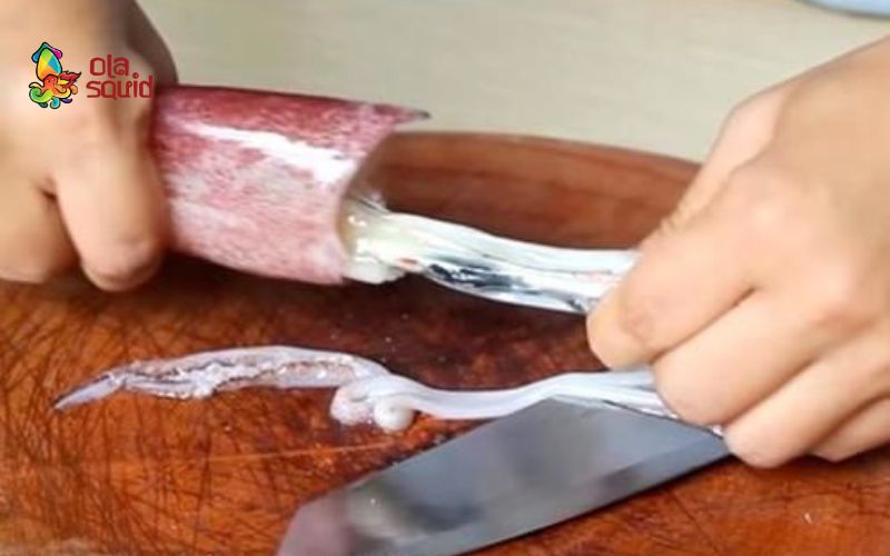 Top 3 cách làm mực hấp gừng đơn giản mà ai ăn cũng mê 1 Bạn cần làm sạch ruột rồi khử tanh mực