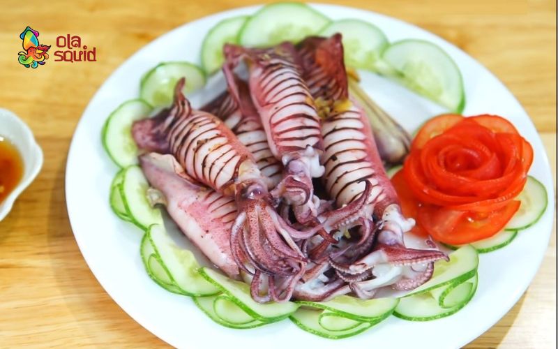 Cách làm mực hấp sả thơm ngon, giòn ngọt không tanh 8 Bạn có thể ăn kèm mực hấp sả với rau răm, dưa leo, lá lốt,...