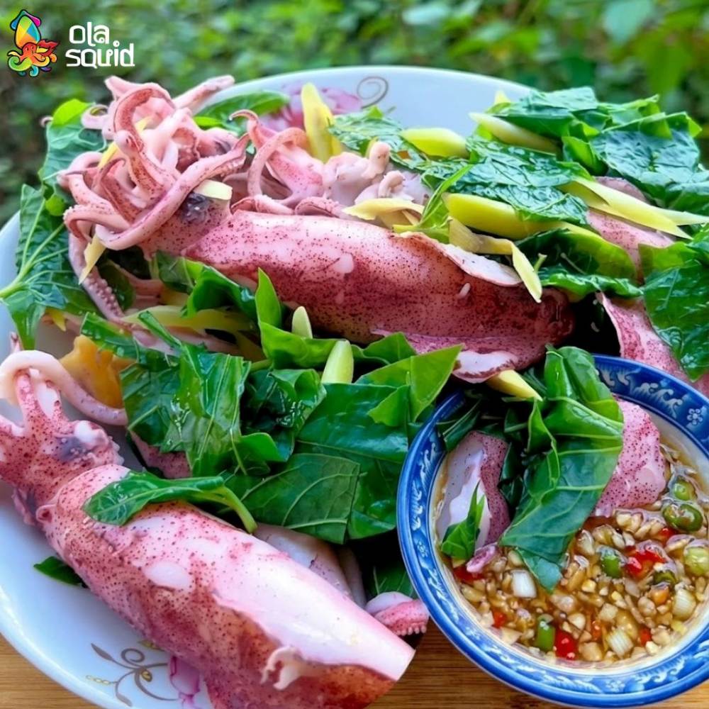 How to Steam Tiny Squid for Natural Fragrance, Crispness, and Sweetness 11 Steamed bobtail squid with wild betel leaves, the more you eat, the more addicted you get