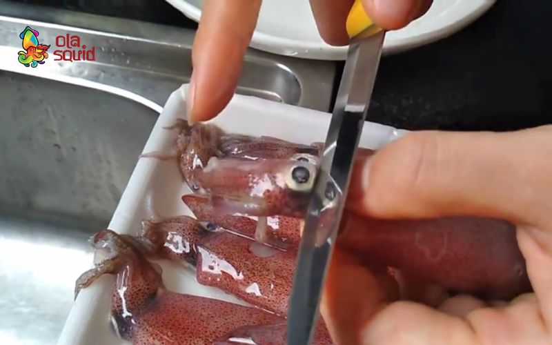 Cách làm mực hấp sả thơm ngon, giòn ngọt không tanh 2 Bạn cần tách phần đầu, lấy túi mực, làm sạch nội tạng của mực
