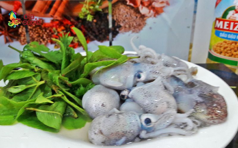 Cách làm mực sim hấp bia đơn giản, càng ăn càng mê 3 Mực sim tươi mua về cần rửa sạch với nước muối