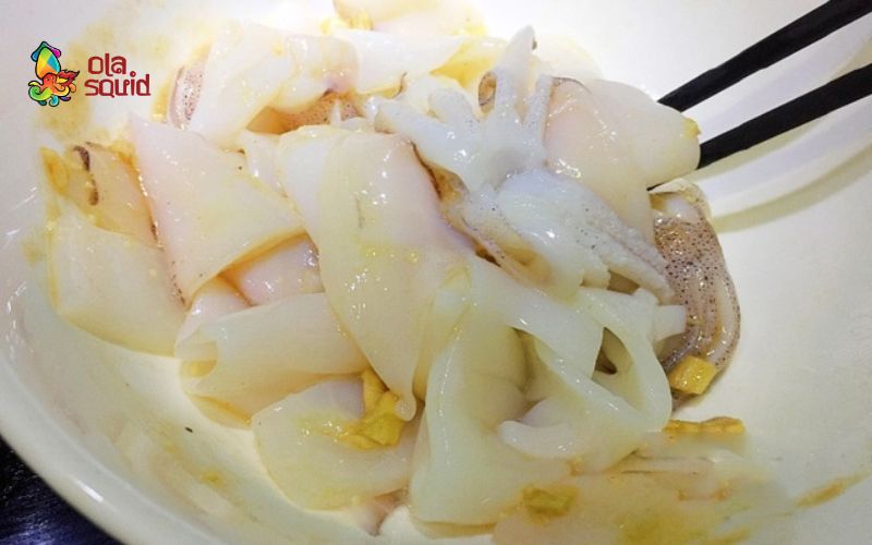 Cách làm mực sốt me chua ngọt, ngon khó cưỡng 2 Ướp mực để thấm đều gia vị