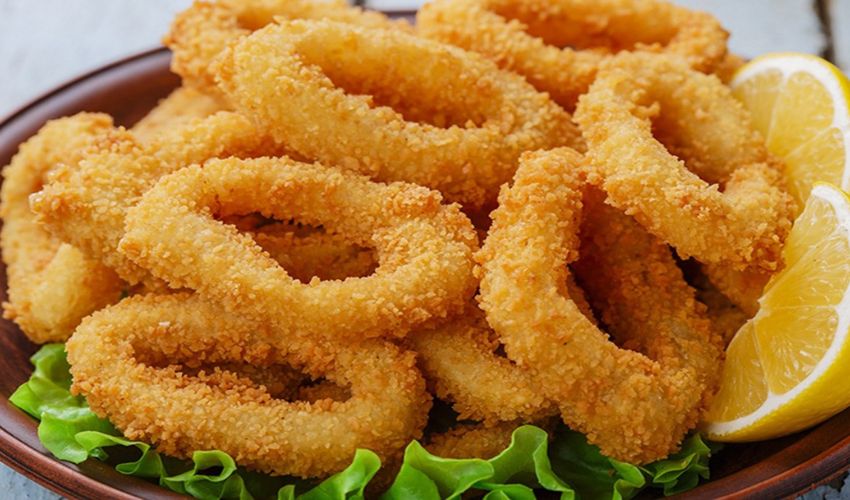 Mực tẩm Nha Trang giá bao nhiêu 1kg? Mua ở đâu uy tín? 6 Mực tẩm chiên giòn với màu vàng óng ánh, lớp vỏ giòn tan cùng thịt mực dai mềm hấp dẫn