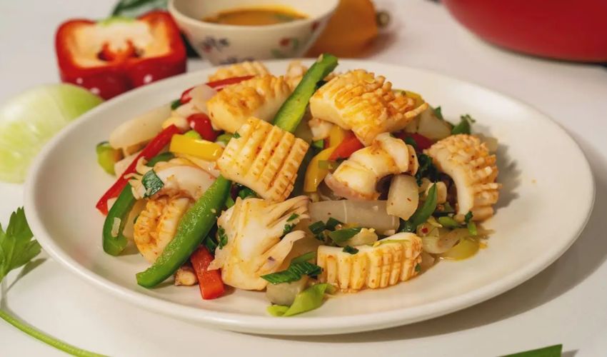 Mực tẩm Nha Trang giá bao nhiêu 1kg? Mua ở đâu uy tín? 7 Mực tẩm xào rau củ sự kết hợp hài hoà giữa độ tươi của rau củ và vị ngọt của mực