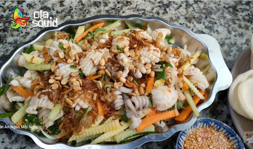 Cách làm gỏi mực chua ngọt ngon bùng vị tại nhà 4 Đĩa gỏi có đầy đủ màu sắc tươi sáng: trắng của mực, cam của cà rốt, xanh của dưa leo, vàng xanh của xoài.