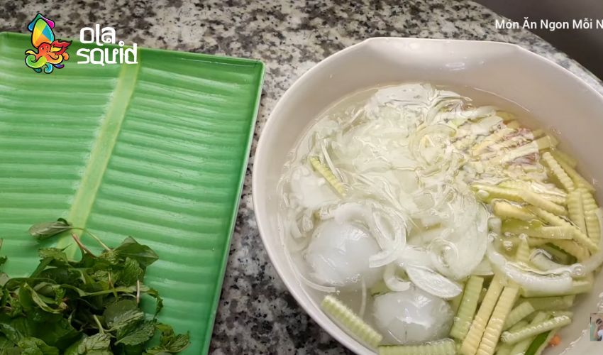Cách làm gỏi mực chua ngọt ngon bùng vị tại nhà 2 Ngâm nước đá là bí quyết mà rất nhiều đầu bếp chuyên nghiệp áp dụng.