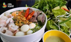 Hoàn thành và trình bày tô hủ tiếu mực