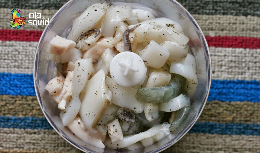 Cách làm mực hấp lá lốt siêu ngon, chuẩn vị quê nhà 4 Ướp mực đúng cách