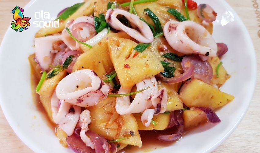 Top 3 cách kho mực ngon bất bại, nhất định phải thử 4 Dứa trong món kho này không chỉ tạo vị chua ngọt tự nhiên mà còn giúp làm mềm thịt mực một cách rất tinh tế.