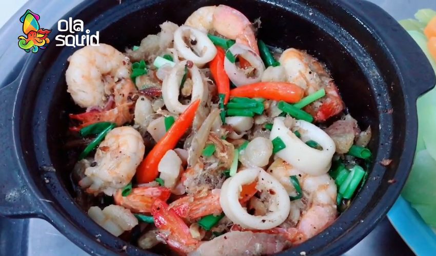 Top 3 cách kho mực ngon bất bại, nhất định phải thử 5 Tôm giúp tạo độ ngọt tự nhiên, trong khi thịt ba chỉ tạo độ béo nhẹ, cân bằng vị cho món kho.