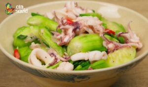 Hoàn thành mực xào mướp