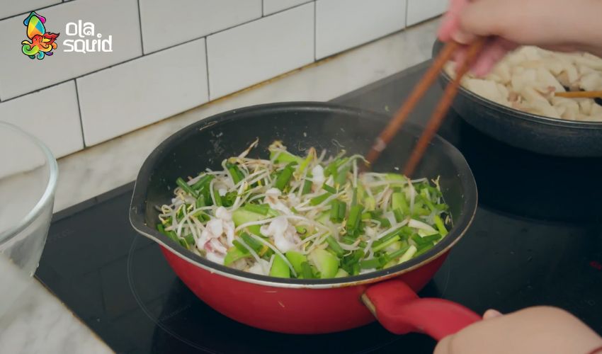 Cách làm mực xào mướp thanh mát chinh mục mọi vị giác 4 Xào mực và mướp.