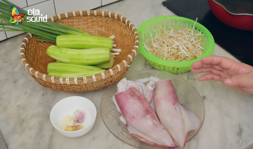 Cách làm mực xào mướp thanh mát chinh mục mọi vị giác 1 Nguyên liệu để làm mực xào mướp. Nguồn ảnh: Internet