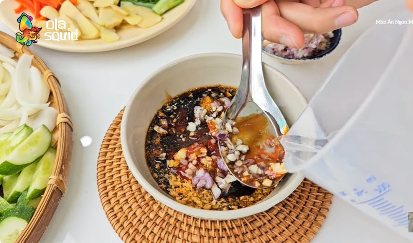 Cách làm mực xào rau củ ngon giòn ai ăn cũng mê 4 Pha nước sốt xào