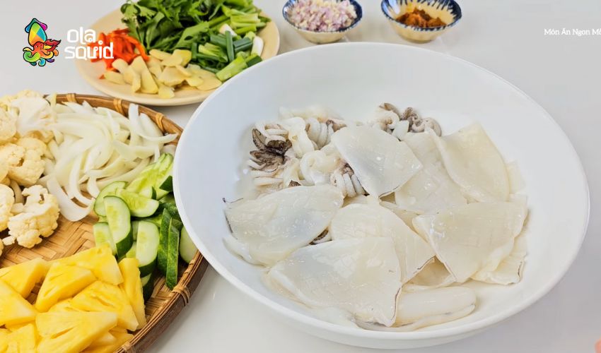 Cách làm mực xào rau củ ngon giòn ai ăn cũng mê 1 Nguyên liệu cần chuẩn bị làm mực xào rau củ