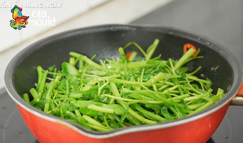 Mẹo xào mực xào rau muống xanh giòn không bị dai 5 Kỹ thuật xào nhanh, lửa lớn giúp rau giữ được màu xanh tự nhiên, giòn và có vị ngọt rõ rệt.