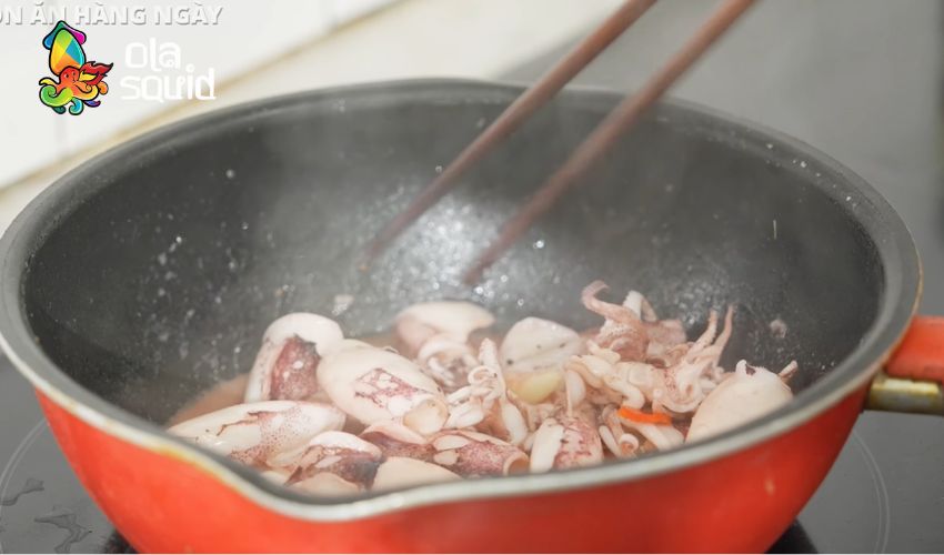 Mẹo xào mực xào rau muống xanh giòn không bị dai 4 Nước mực tiết ra trong quá trình xào không bỏ đi vì đây là phần tạo vị umami rất tốt, sẽ dùng lại khi xào rau muống.