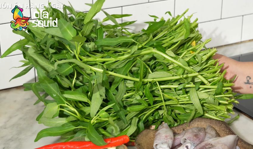 Mẹo xào mực xào rau muống xanh giòn không bị dai 3 Cách chọn rau muống xanh non, giòn ngon