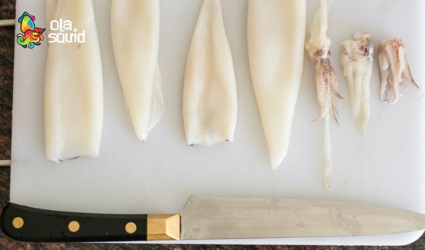 Công thức làm mực xào su hào giòn ngọt, nhanh gọn tại nhà 2 Sơ chế mực sạch và khử mùi tanh