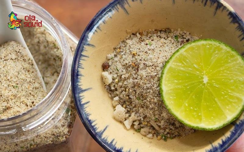 Hướng dẫn cách làm mực hấp nước dừa thơm khó cưỡng 6 Muối tiêu chanh có vị mặn cay hài hòa, chấm với mực hấp là chuẩn bài