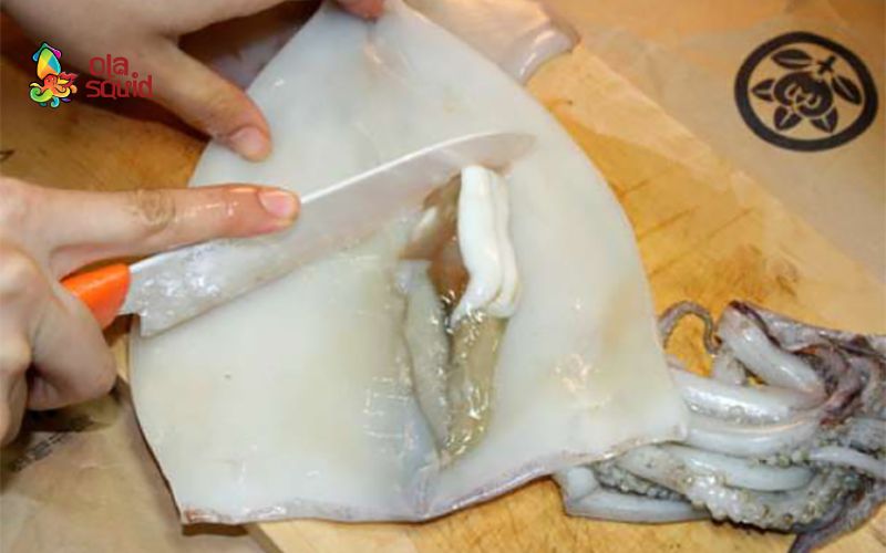 Hướng dẫn cách làm mực hấp nước dừa thơm khó cưỡng 3 Trước tiên, bạn cần làm sạch nội tạng, khử mùi tanh cho mực