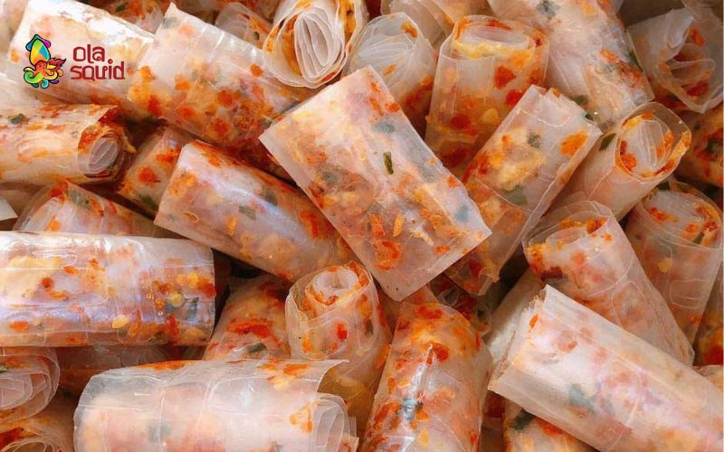 Tép khô làm món gì ngon? 14 món dân dã mà cực đưa cơm 13 Bánh tráng cuộn tép khô là món ăn vặt được nhiều người yêu thích