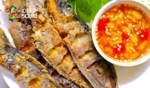 Cá trác chiên giòn rụm, chắm mắm siêu cuốn