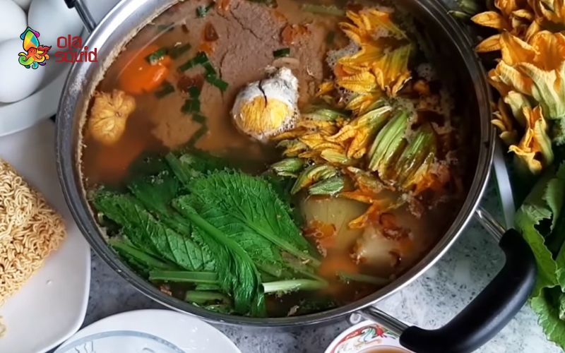 5 cách nấu lẩu cua đồng đậm đà, chuẩn vị quê nhà 3 Lẩu nấu cua đồng vịt lộn lạ miệng