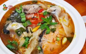 Cách nấu canh chua cá hồi chuẩn vị