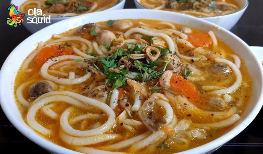 Cách nấu nước lèo bằng mực khô thơm ngọt, đậm vị biển 10 Nước lèo bánh canh mực khô kết hợp giữa xương ống heo hầm kỹ, mực khô nướng thơm và tôm khô tạo vị ngọt thanh, thơm nồng