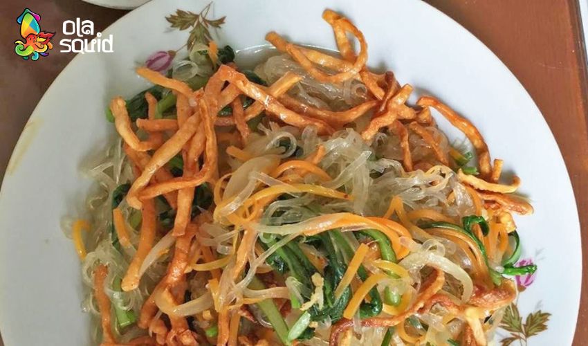 Cách làm miến xào mực khô thơm ngon, dai giòn chuẩn vị tại nhà 7 Chiên mực xé sợi trước khi xào và trộn miến giúp món xào không bị nát và giòn