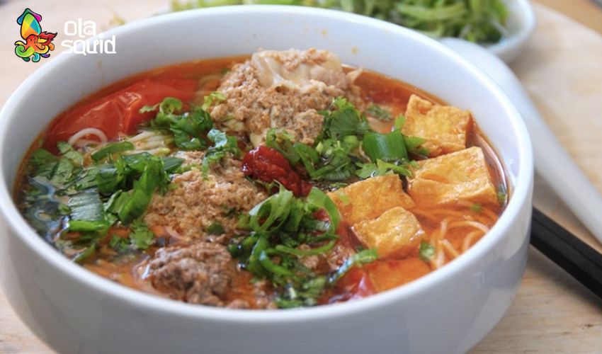 Cách nấu nước lèo bằng mực khô thơm ngọt, đậm vị biển 9 Nước lèo bún riêu mực khô ngọt thanh, đậm đà từ mực khô nướng thơm lừng, ninh cùng xương heo, tôm khô, và cà chua