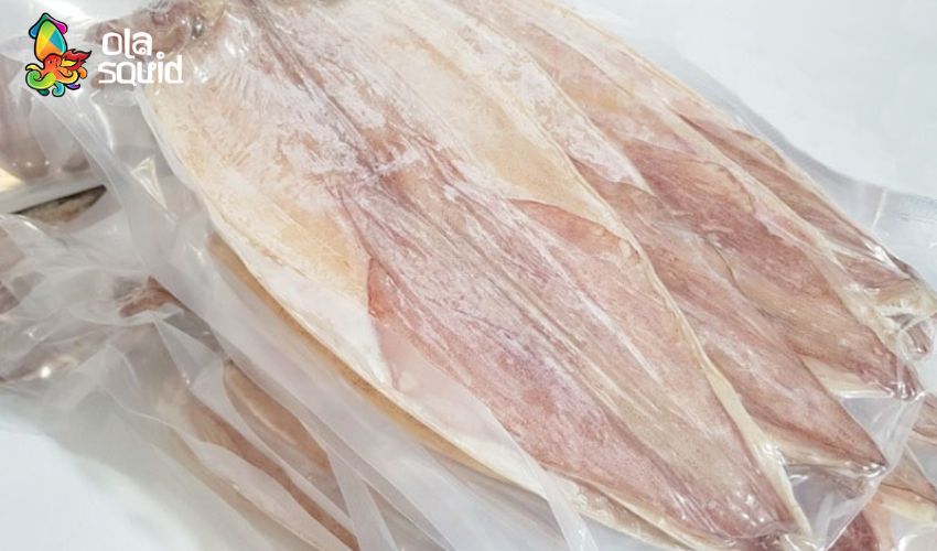 Mực khô Hạ Long là gì? Cập nhật giá và địa chỉ mua uy tín 9 Cho mực vào túi zip, hút chân không cho vào ngăn đá để bảo quản mực khô