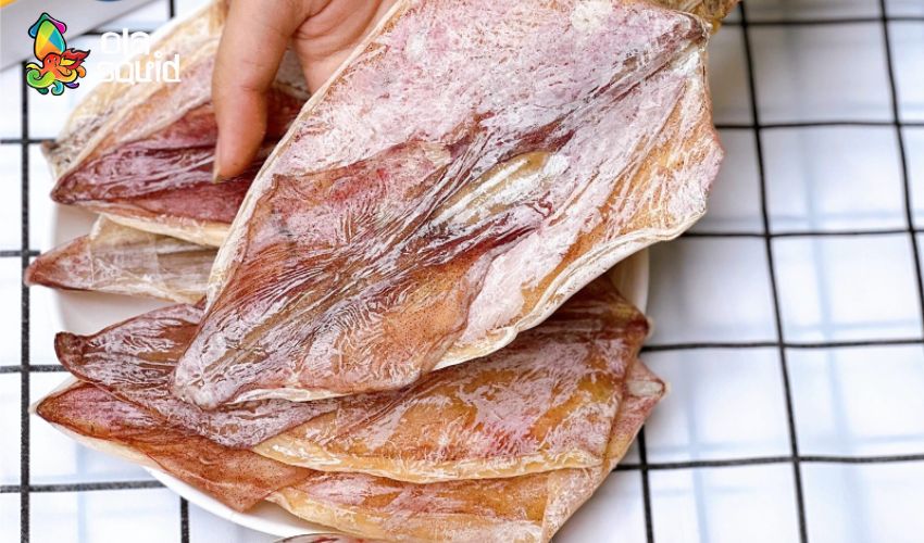 Mực khô Hạ Long là gì? Cập nhật giá và địa chỉ mua uy tín 6 Mực khô ngon có màu vàng nhạt tự nhiên ở phần thân, phủ lớp phấn trắng mỏng và đều